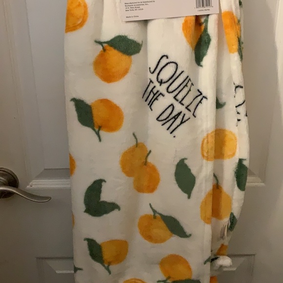 πΊπΈ Rae Dunn SQUEEZE THE DAY π throw - Picture 2 of 3